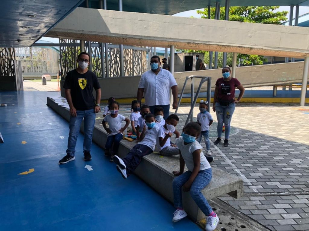 Visita del profesor voluntario de artes Max Thiriez