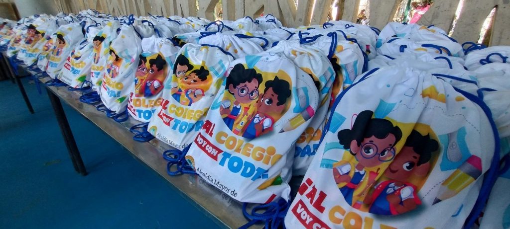 Entrega de kits escolares a través del programa “Al colegio voy con toda”