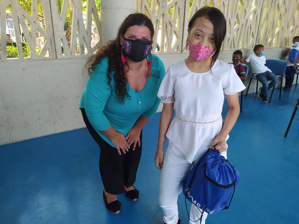 Donación de 69 kits escolares, gracias a la alianza entre la Secretaría de Educación, Colectivo Traso y United Way